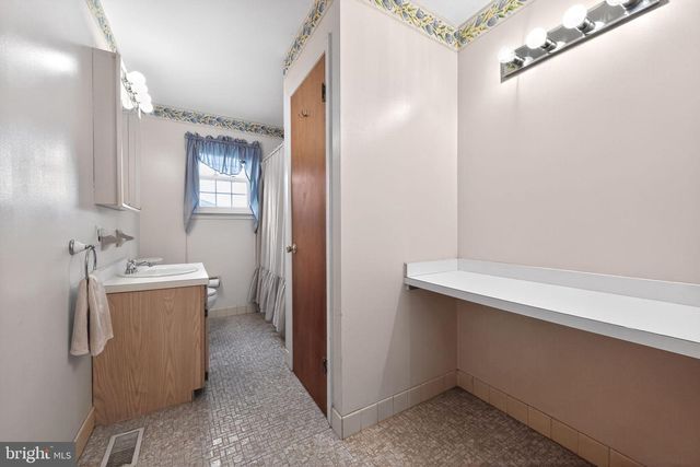 9033 LYKENS LN, Philadelphia, PA 19128