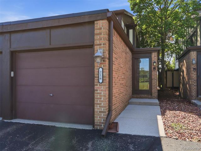 216 Country Club Drive, Saint Clair Shores, MI 48082