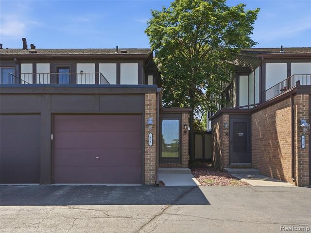 216 Country Club Drive, Saint Clair Shores, MI 48082