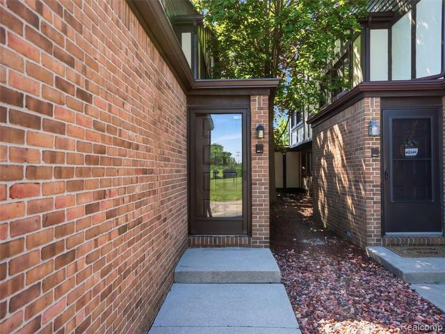 216 Country Club Drive, Saint Clair Shores, MI 48082