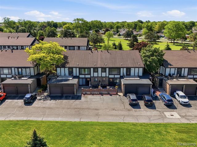 216 Country Club Drive, Saint Clair Shores, MI 48082