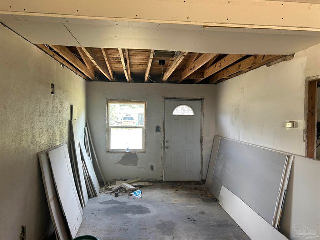 206 N Garfield Dr, Pensacola, FL 32505