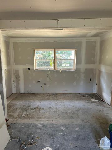 206 N Garfield Dr, Pensacola, FL 32505