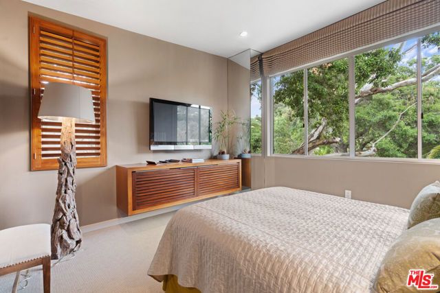 2207 Bowmont Drive, Beverly Hills, CA 90210