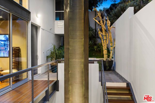 2207 Bowmont Drive, Beverly Hills, CA 90210