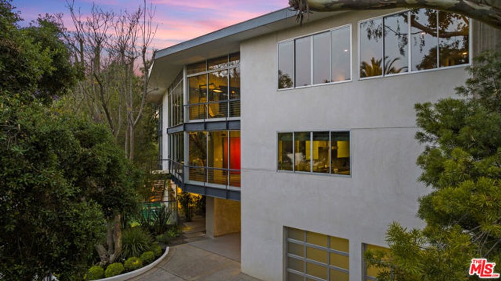 2207 Bowmont Drive, Beverly Hills, CA 90210