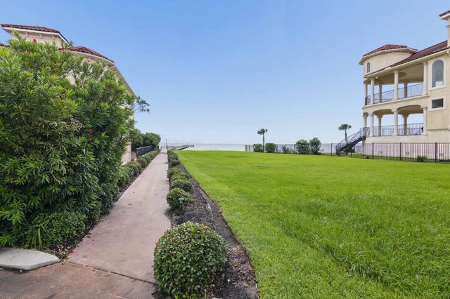 537 Villa Drive, Seabrook, TX 77586