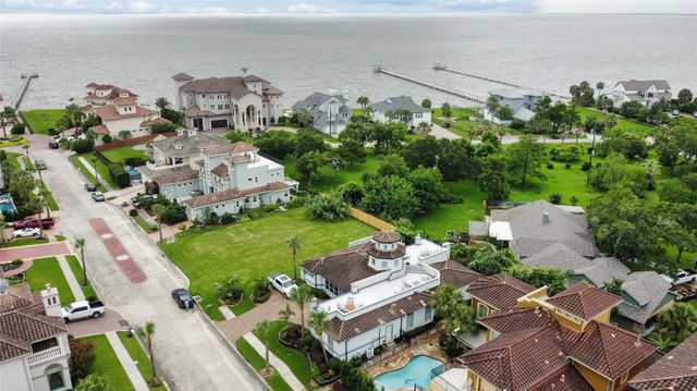 537 Villa Drive, Seabrook, TX 77586