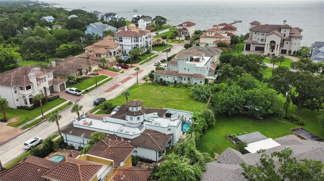 537 Villa Drive, Seabrook, TX 77586