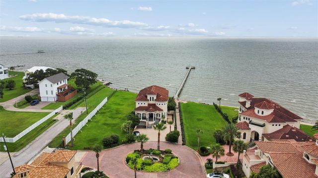 537 Villa Drive, Seabrook, TX 77586
