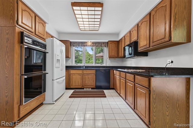 3400 Wedgewood Drive, Rochester Hills, MI 48306