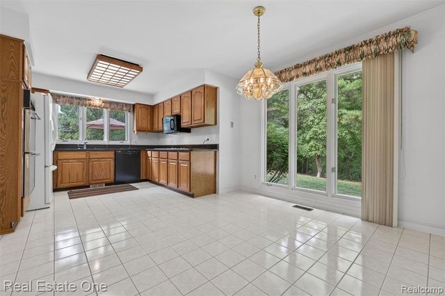 3400 Wedgewood Drive, Rochester Hills, MI 48306