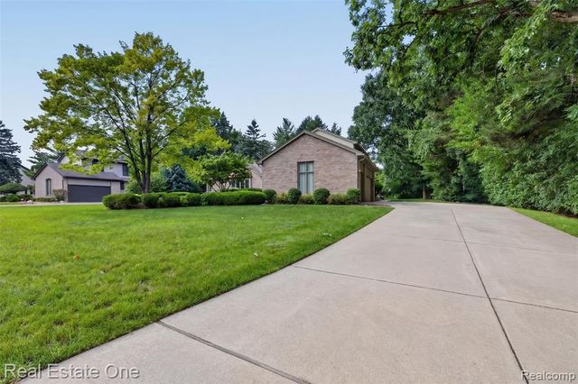 3400 Wedgewood Drive, Rochester Hills, MI 48306