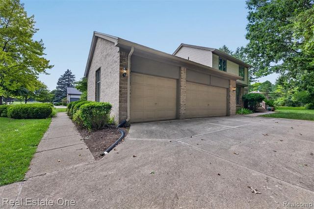 3400 Wedgewood Drive, Rochester Hills, MI 48306