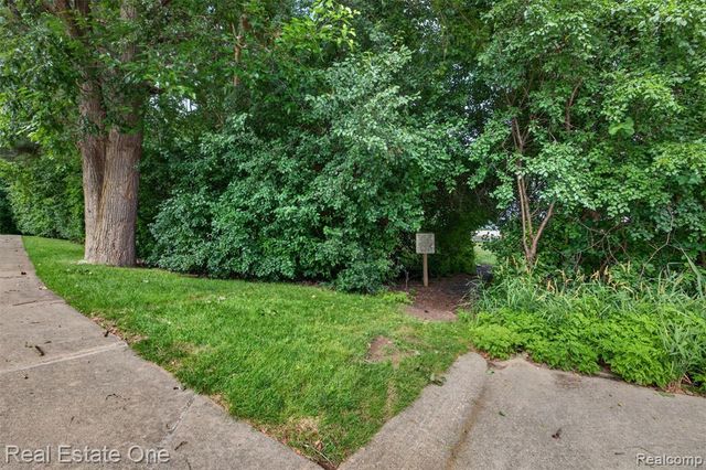 3400 Wedgewood Drive, Rochester Hills, MI 48306
