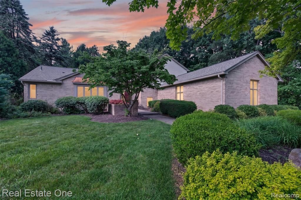 3400 Wedgewood Drive, Rochester Hills, MI 48306