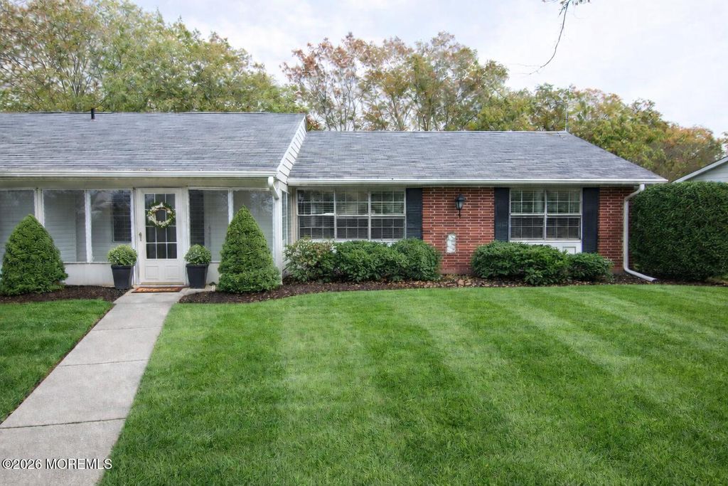 463D Portsmouth Drive 1004, Lakewood, NJ 08701