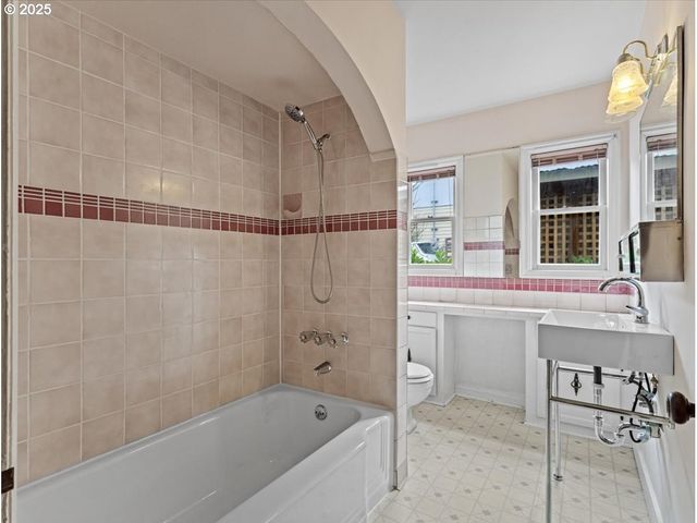 4128 Se FRANKLIN St, Portland, OR 97202