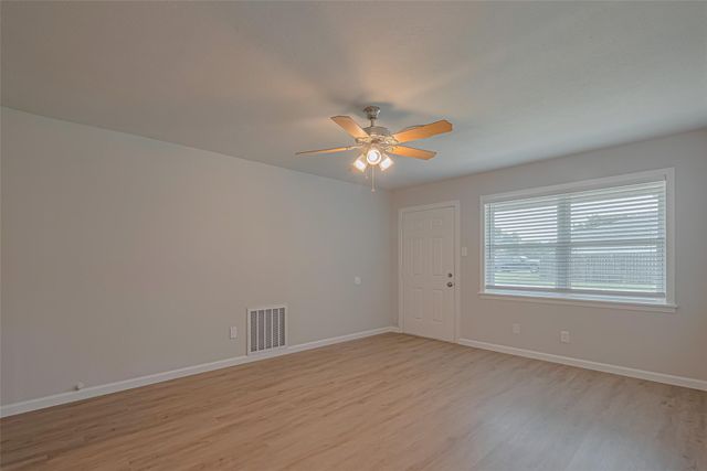 2401 33rd Avenue N, Texas City, TX 77590