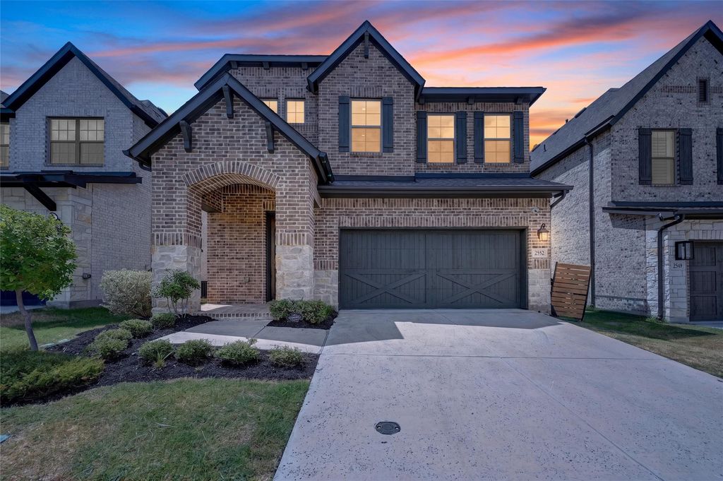 2552 Four Roses Drive, Lewisville, TX 75056 — exterior