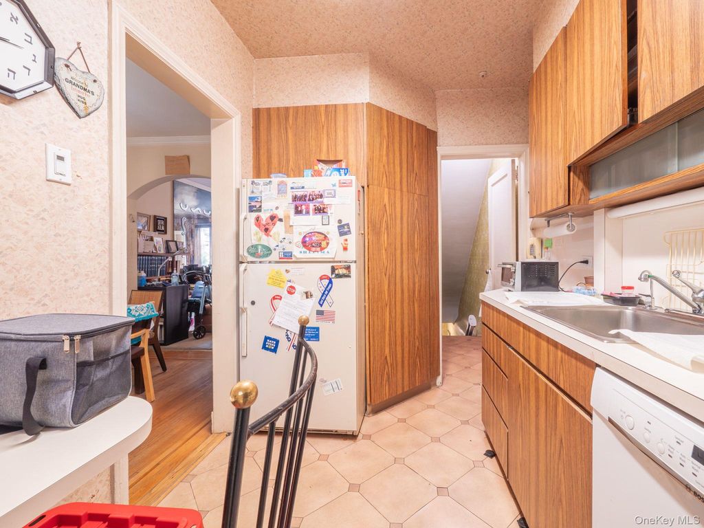 9530 67th Avenue, Rego Park, NY 11374 — photo 2
