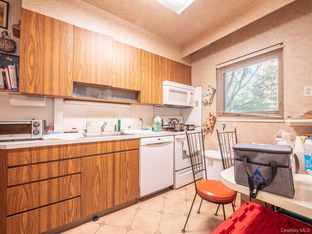 9530 67th Avenue, Rego Park, NY 11374 — photo 3