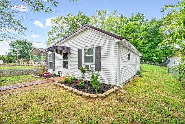 900 Oak Ln, Clarksville, TN 37040
