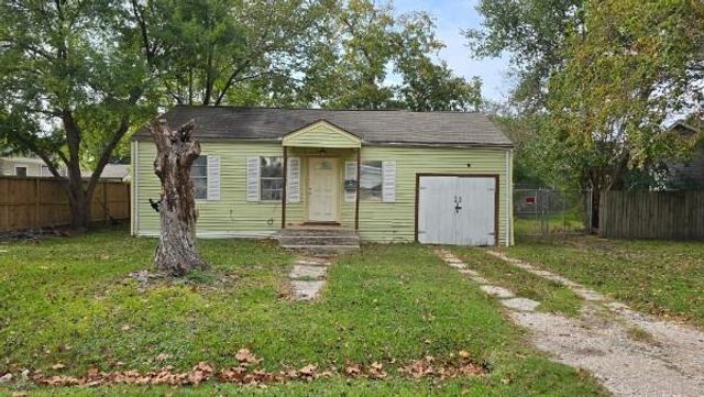 111 Poinsetta Lane, Highlands, TX 77562