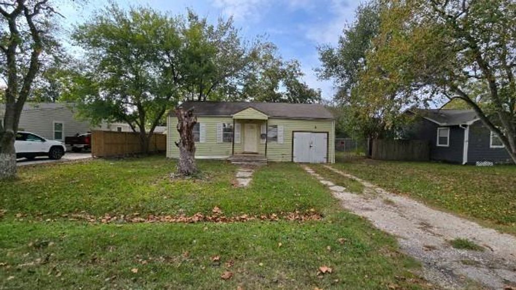 111 Poinsetta Lane, Highlands, TX 77562