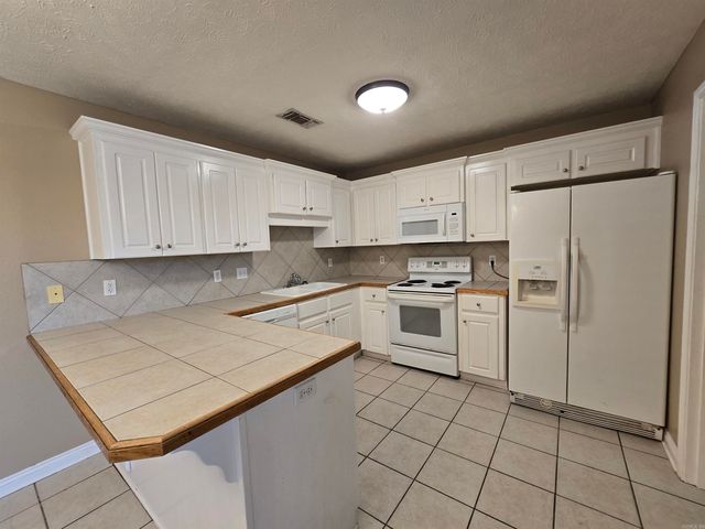 1208 Pinnacle Drive, Jacksonville, AR 72076