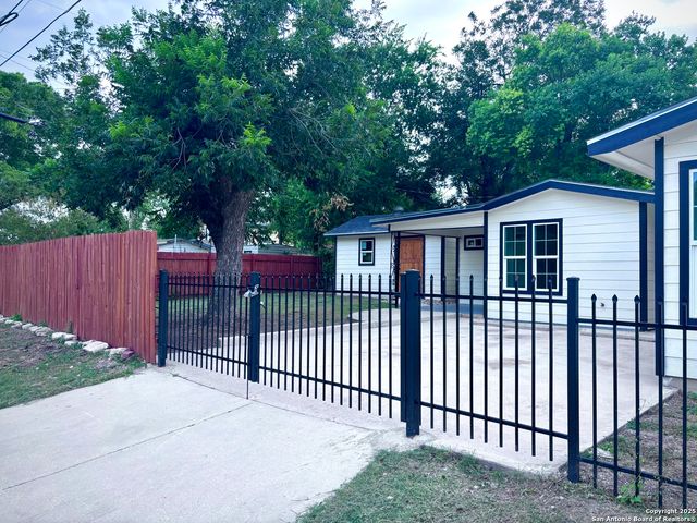 202 Dawnview, San Antonio, TX 78213