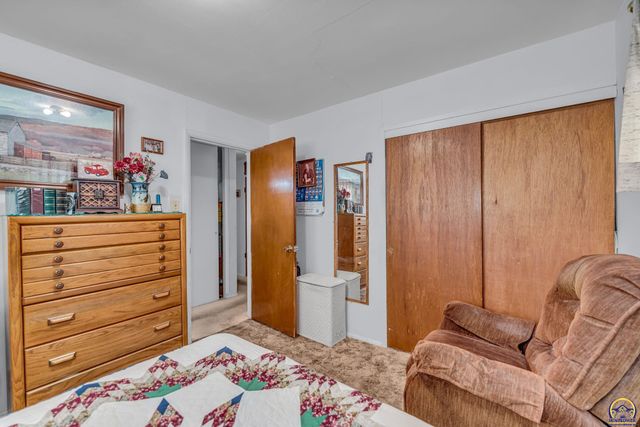 541 SE Colfax PL, Topeka, KS 66605