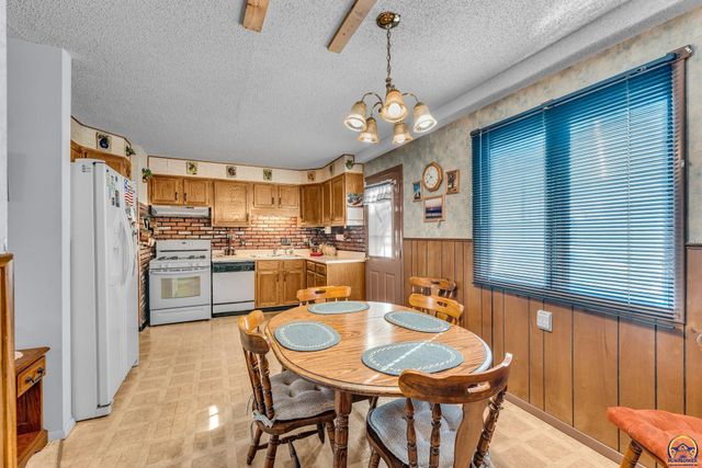 541 SE Colfax PL, Topeka, KS 66605