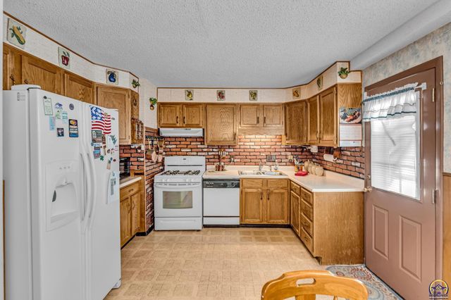 541 SE Colfax PL, Topeka, KS 66605