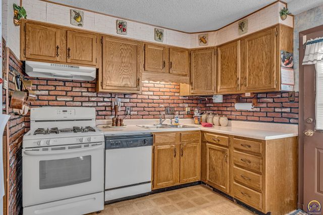 541 SE Colfax PL, Topeka, KS 66605