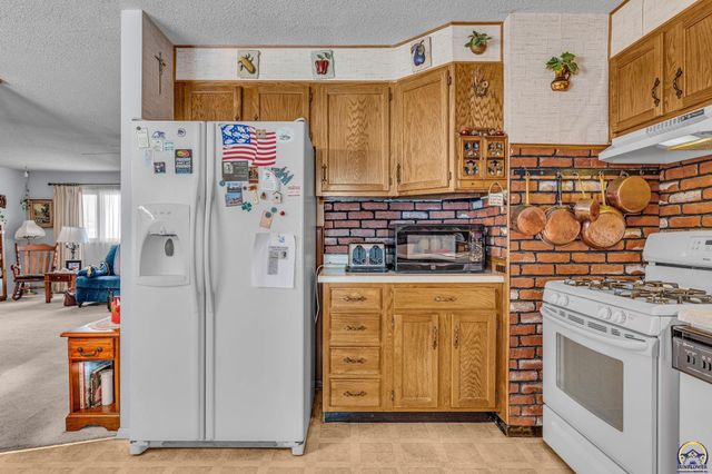 541 SE Colfax PL, Topeka, KS 66605