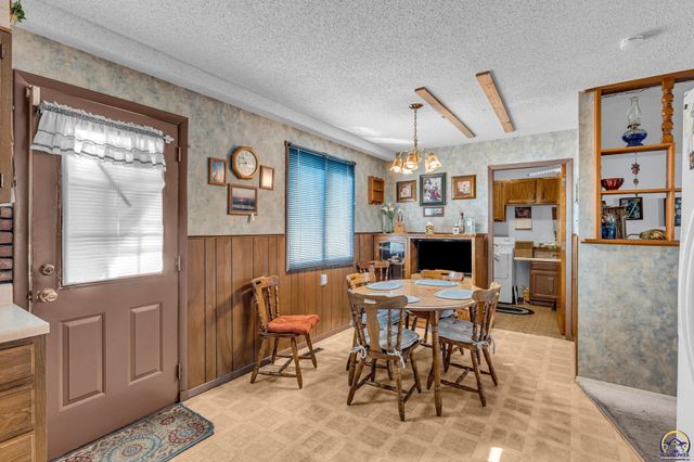 541 SE Colfax PL, Topeka, KS 66605