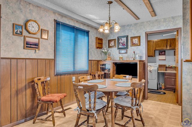 541 SE Colfax PL, Topeka, KS 66605