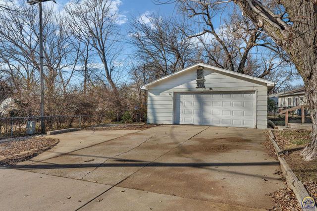 541 SE Colfax PL, Topeka, KS 66605
