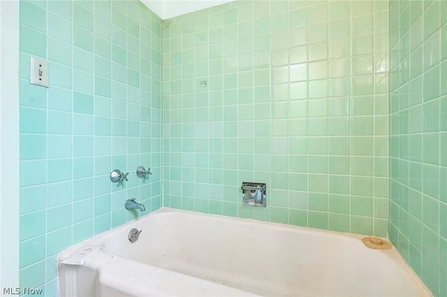 3590 Woodridge Road, Cleveland Heights, OH 44121
