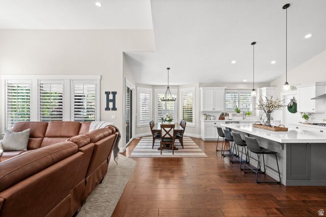 2027 W NICHOLAS FARM LN, South Jordan, UT 84095