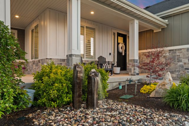 2027 W NICHOLAS FARM LN, South Jordan, UT 84095