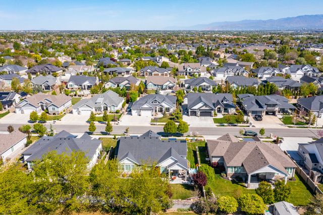 2027 W NICHOLAS FARM LN, South Jordan, UT 84095