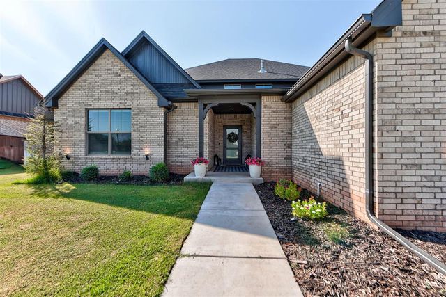 10121 Oakwood Drive, Edmond, OK 73025