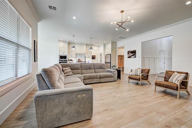 10121 Oakwood Drive, Edmond, OK 73025