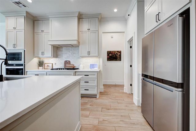 10121 Oakwood Drive, Edmond, OK 73025