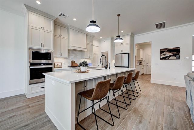 10121 Oakwood Drive, Edmond, OK 73025