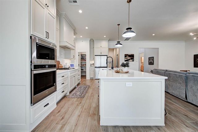 10121 Oakwood Drive, Edmond, OK 73025
