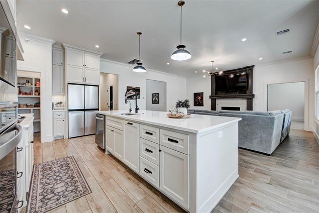 10121 Oakwood Drive, Edmond, OK 73025