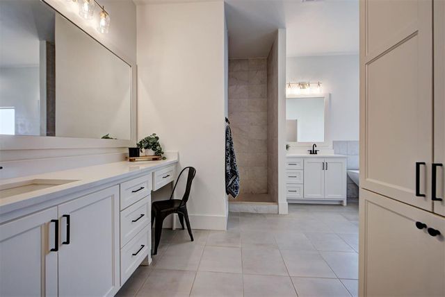 10121 Oakwood Drive, Edmond, OK 73025